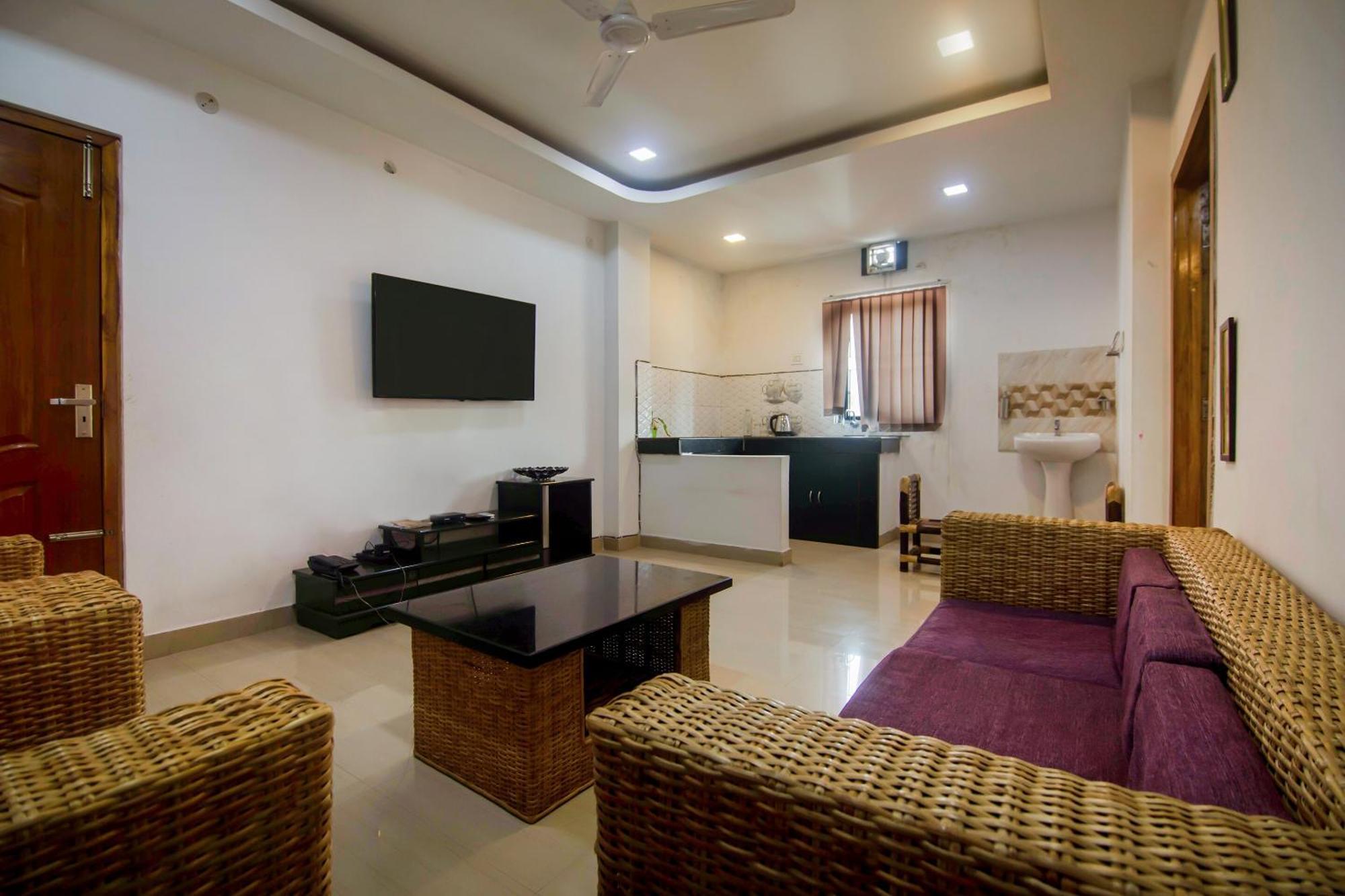 Hotel Collection O The Blu Bell Nizarapar Path Guwahati Esterno foto